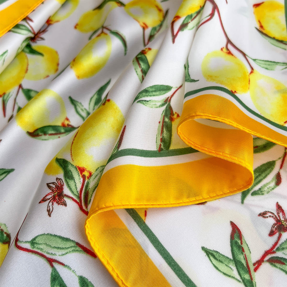 2025 New Yellow Lemon Print Sq - Ascot Neck Scarf recension och pris